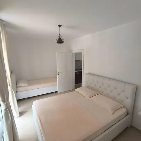 Hotel Besniku Διαμέρισμα Shëngjin